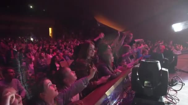 Kinderen kijken naar de Idol Fans — Stockvideo