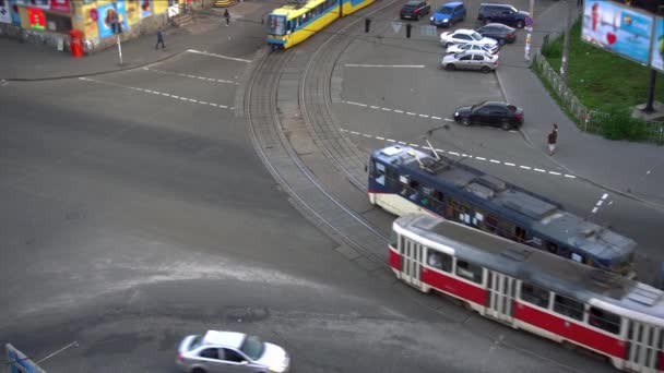 Straßenbahn fährt auf Schienen — Stockvideo