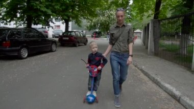 Anne ve çocuk Scooter üzerinde
