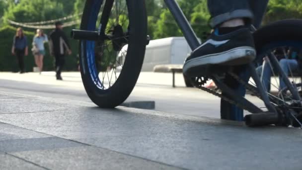 Ruota della bicicletta durante una acrobazia Primo piano — Video Stock