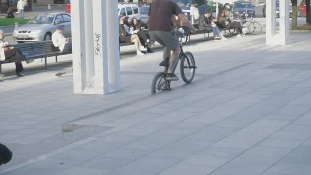 Ciclistas en la ciudad haciendo trucos — Vídeo de stock