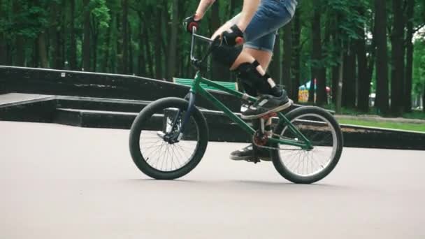 骑自行车的人的跳板 — 图库视频影像