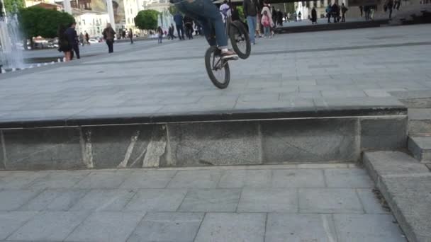 Ciclista monta una plaza con una fuente — Vídeo de stock