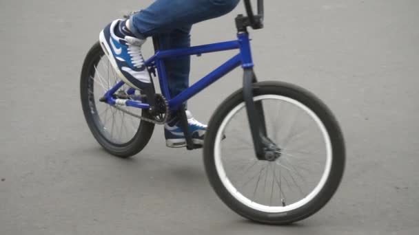 Ciclista en zapatillas de correr en la bicicleta — Vídeos de Stock