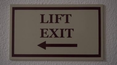 Bilgi tabela Asansör ve çıkış