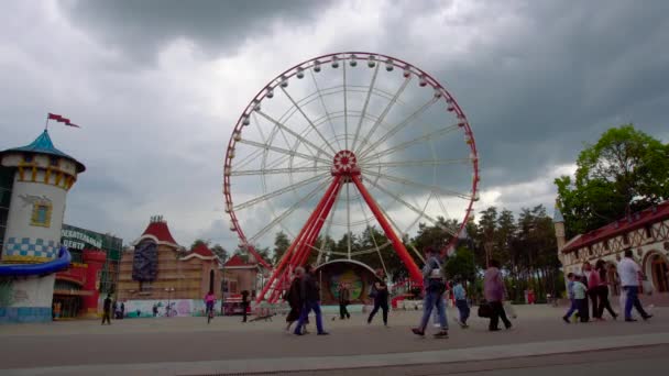 Een reuzenrad op het plein — Stockvideo