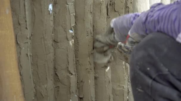 Рабочий, покрытый цементным забором — стоковое видео