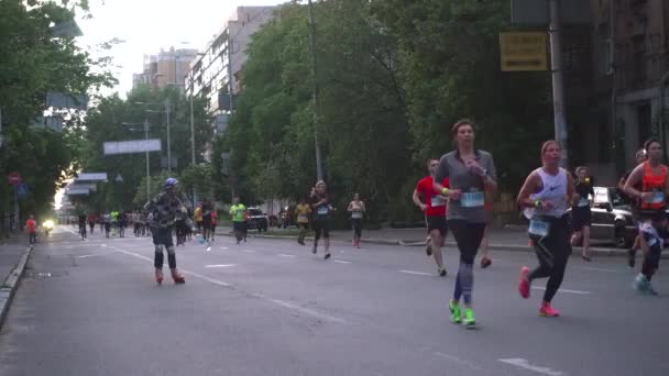 Mnoho lidí se účastní závodu město — Stock video