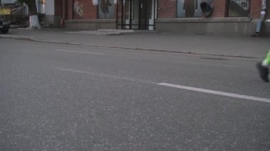 İnsanlar şehirde bir geniş yolda bir maraton koşmak