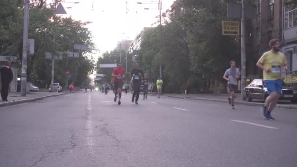 Летом спортсмены бегут марафон — стоковое видео