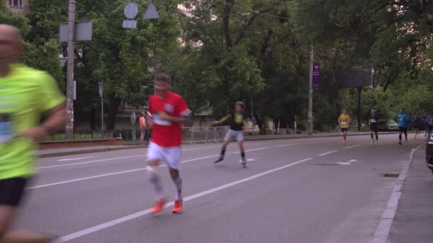 Kiev Oekraïne Jul 2016 Atleten Lopen Race Stad Gekleed Shirts — Stockvideo