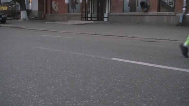 Pessoas correm uma maratona em uma estrada larga na cidade — Vídeo de Stock