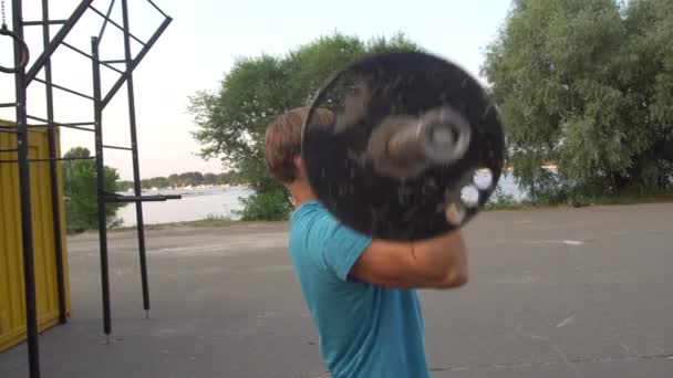 Αθλητής με ένα barbell στο δρόμο — Αρχείο Βίντεο