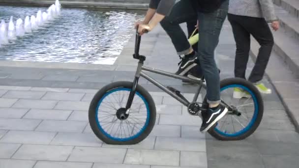 El hombre se marcha en una bicicleta deportiva en las escaleras — Vídeo de stock