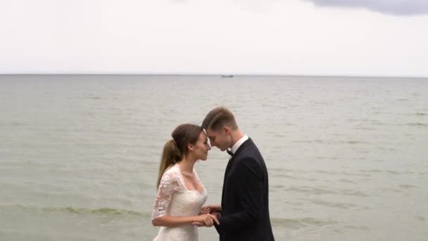Pozitívan mosolyogva pár állt a tó közelében — Stock videók