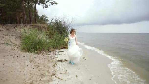 Charmante Braut schlendert am Ufer des Sees entlang — Stockvideo