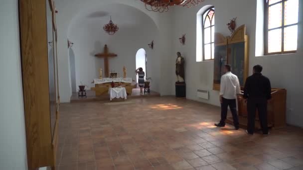 Touristen besuchen eine alte ukrainische Kirche — Stockvideo