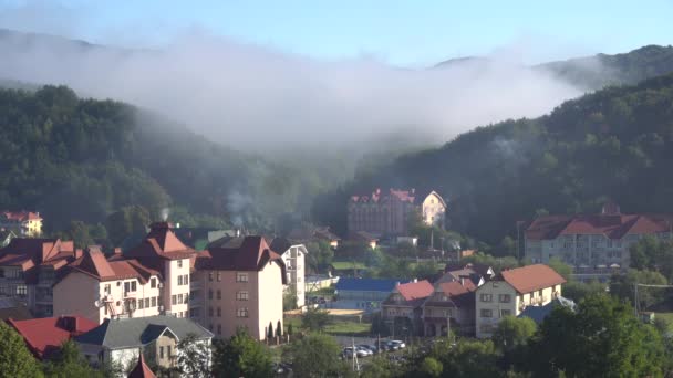 Dichter Nebel senkt das Bergdorf — Stockvideo