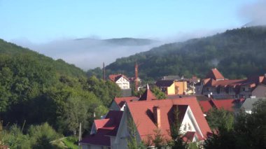 Dağ Vadisi'nde Yer Alan Evler