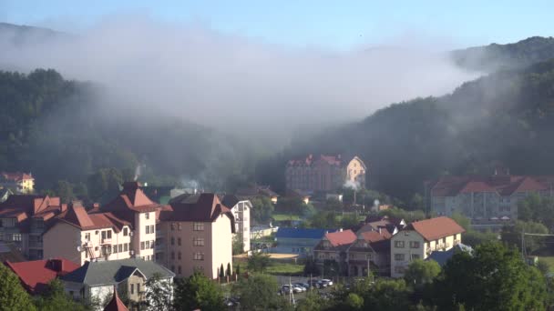 Morgennebel hängt über dem Bergresort — Stockvideo