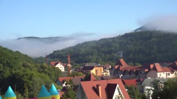 Tjock dimma sväva på berget Resort — Stockvideo