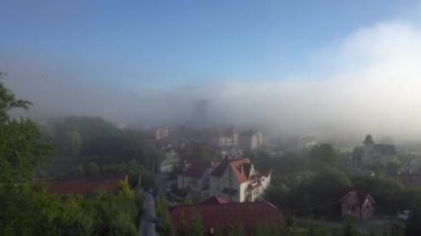 İnce Silvery Haze İnsan Yerleşim üzerinde sürükleniyor