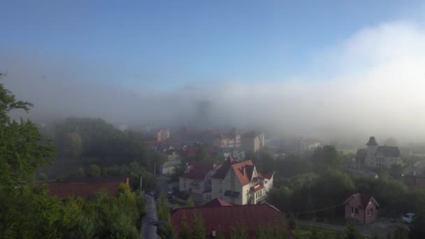 Λεπτή ασημένια ομίχλη παρασύρεται πάνω από την ανθρώπινη διευθέτηση — Αρχείο Βίντεο