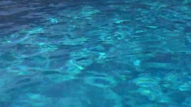 Blau klar wogende Wasseroberfläche — Stockvideo