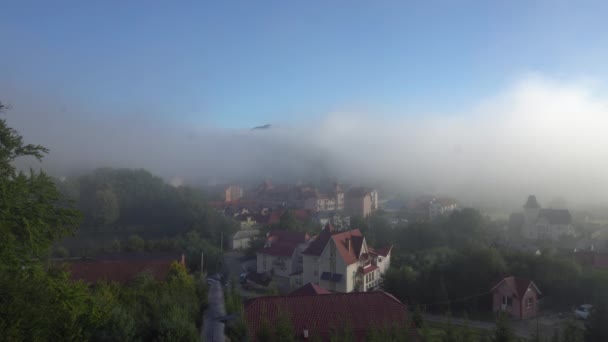 Σιγά-σιγά παρασύρεται ομίχλη πάνω από τις ανθρώπινες τακτοποιήσεις — Αρχείο Βίντεο