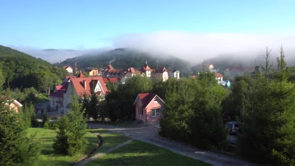 Scenery Karpaterna hus med tak Under dimma — Stockvideo