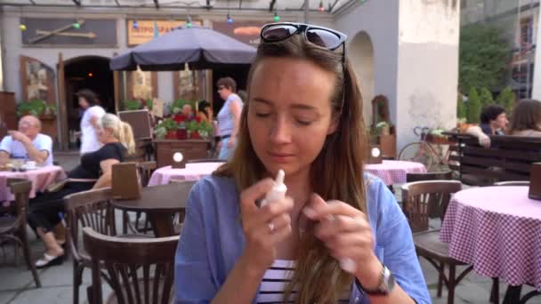 Mujer usando aerosol nasal en café al aire libre — Vídeos de Stock