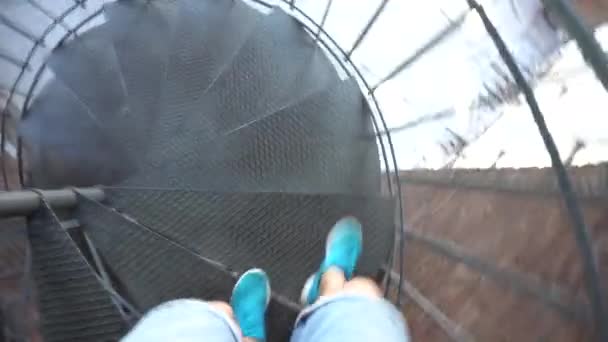 Mann läuft die Korkenzieher-Treppe hinunter — Stockvideo