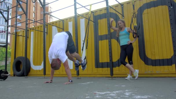 Adam yere zor egzersizleri gerçekleştirme — Stok video