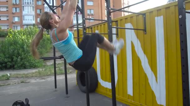 Mujer enérgica haciendo ejercicio en barras paralelas — Vídeos de Stock