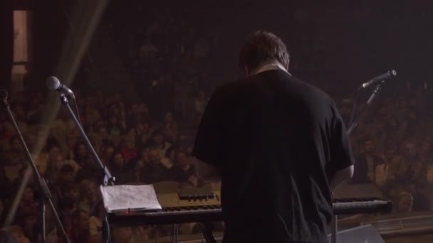 Músico en el escenario tocando el teclado — Vídeo de stock