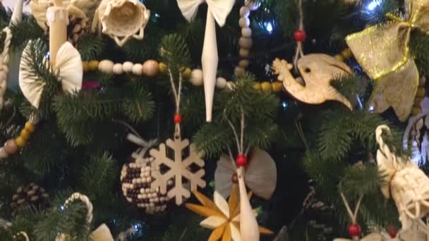 Yakın çekim dekore edilmiş yeni yıl ağacı — Stok video