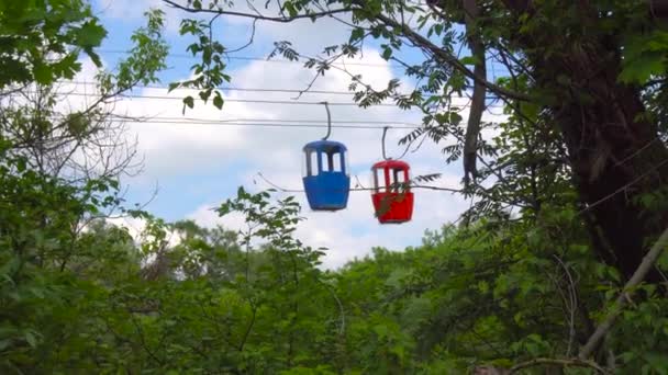 Cabina blu e rossa sulla strada della corda — Video Stock