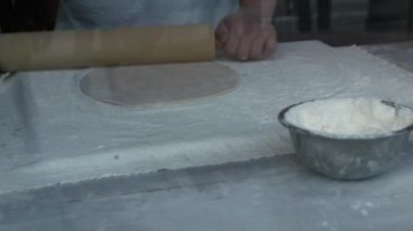 Yoğurma ve hamur turta yemeye çalışırken