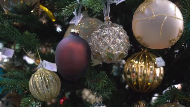 Red-Silver-And-Pink Juguetes colgando del árbol de Navidad — Vídeos de Stock