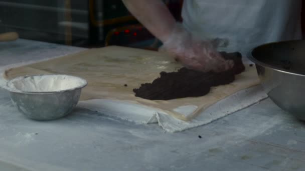 Impastare e laminare la pasta per la torta — Video Stock