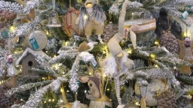 Çok yapay kar silkeledi Noel ağacı