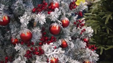 Kırmızı meyveler ve oyuncaklar Noel ağacı üzerinde