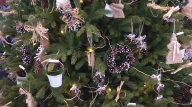 Beyaz Glitter kova ve koniler Noel ağacı üzerinde