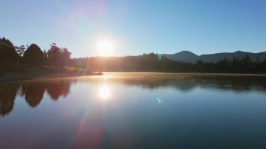 Büyük Ayı Gölü 'nün hava aracı görüntüleri Güney Kaliforniya' daki çam ormanları ve dağ manzaralarıyla çevrili. Dizi, dingin yansımaları, altın sabah ışığını, sisli suyu ve sonbaharı yakalar.