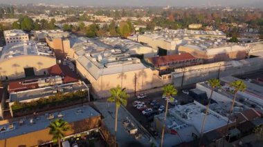 Yapım binaları, çatılar ve Studio City 'nin sıcak günbatımı ışığında çekilen yerleşim yerlerinin bulunduğu Redford Stüdyo binasının hava aracı görüntüsü. Çekimler 28 Kasım 'da