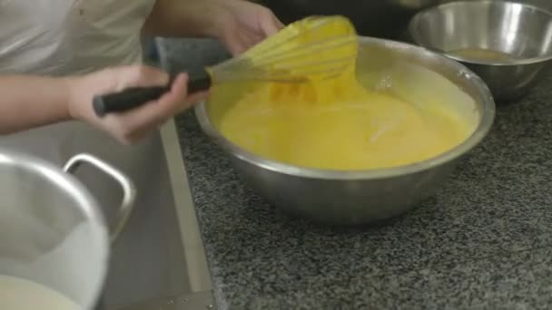 Mutfakta bir kasede yumurta sarısı — Stok video