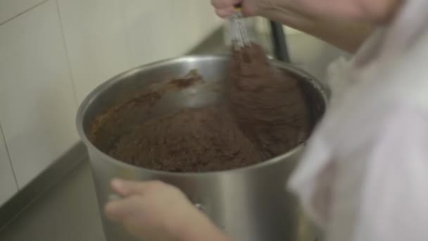Der Teig Schokolade flüssig — Stockvideo