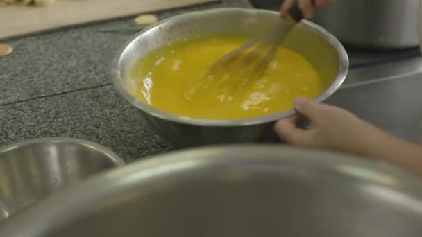 Яичные желтки в миске на кухне — стоковое видео
