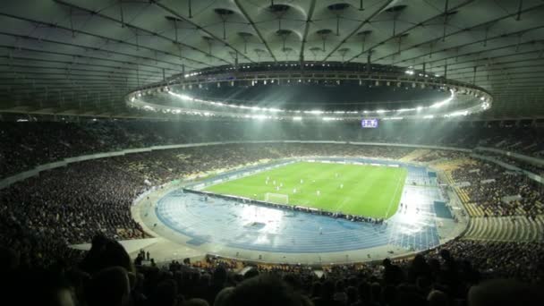 Um estádio de futebol durante uma partida — Vídeo de Stock