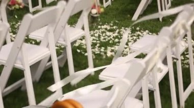 Rüzgar beyaz şeritler sandalyeler için bağlı gelişir